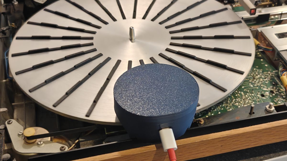 SpinDex RPM logger placed on the platter of a BeoGram 4000